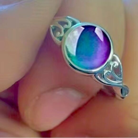 Mood Ring Body Temperature Changing Glass Silver Tone Band Sz 7 NWOT Gorgeous - Picture 2 of 2
